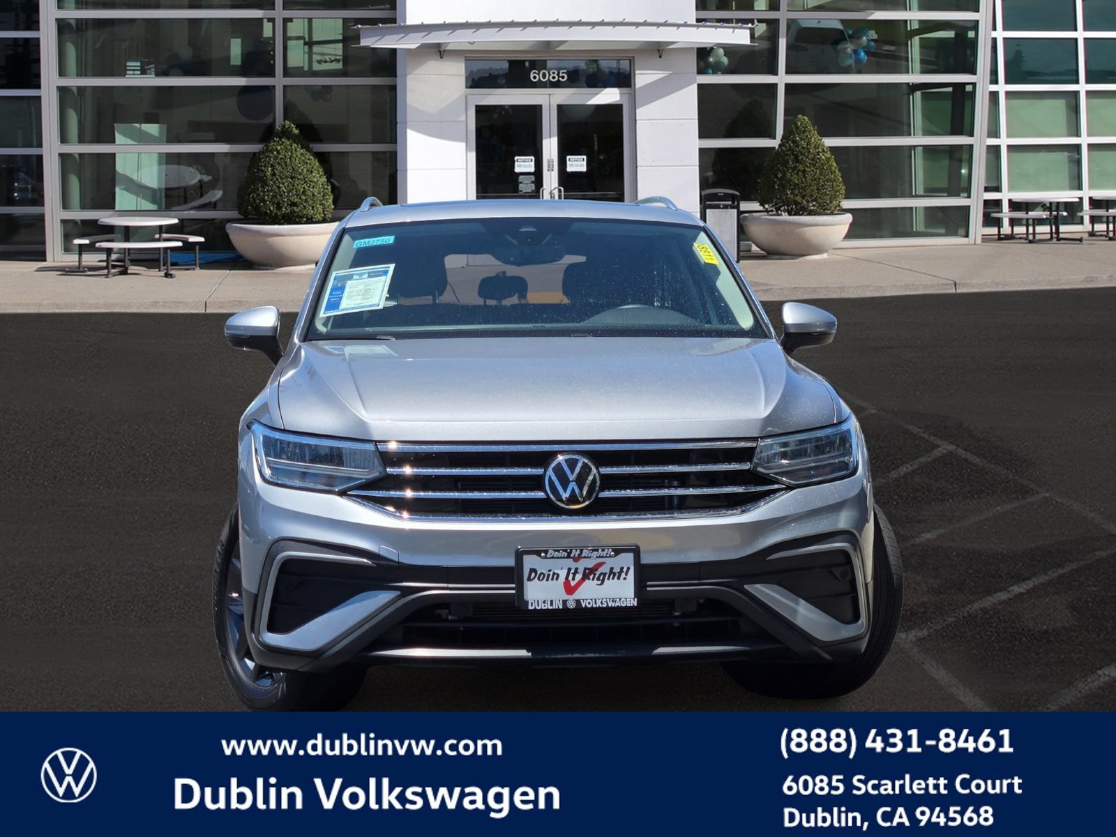 Used 2023 Volkswagen Tiguan SE w/ Panoramic Sunroof Package FWD image 2