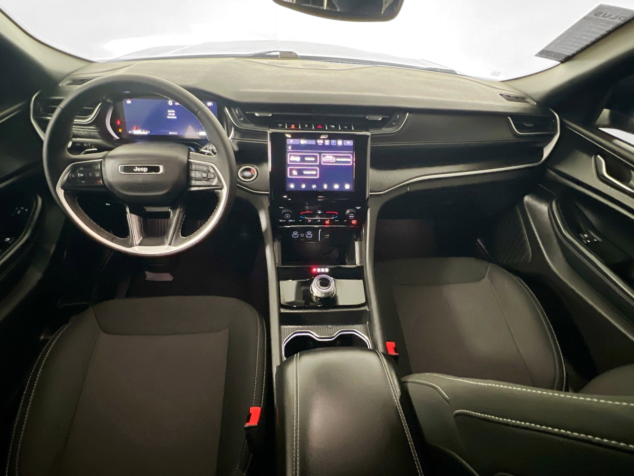 Used 2024 Jeep Grand Cherokee Laredo w/ Trailer Tow Package image 30