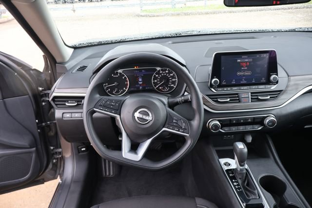 Used 2025 Nissan Altima 2.5 SV FWD image 11