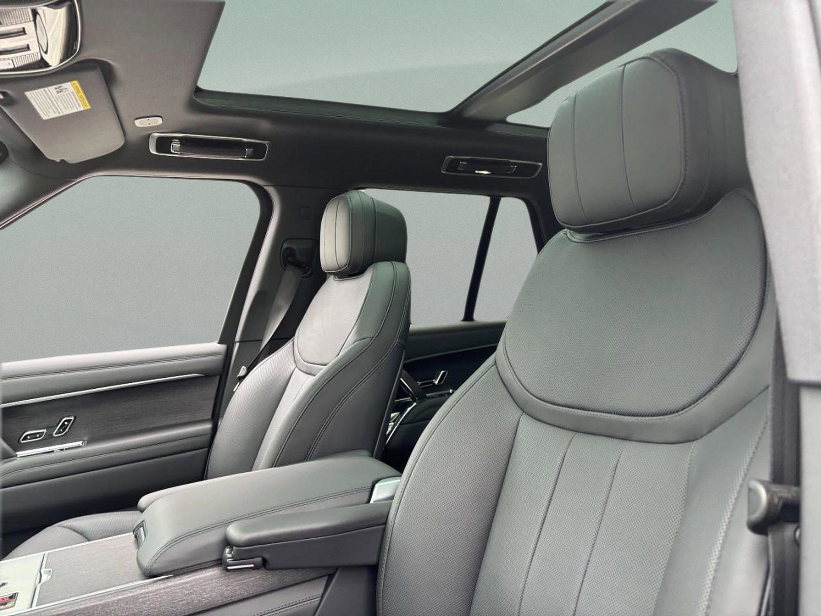 New 2025 Land Rover Range Rover SE image 38