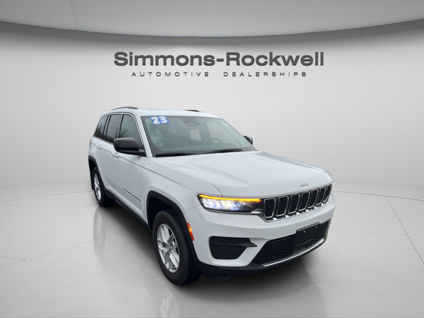 Used 2023 Jeep Grand Cherokee Laredo X image 3