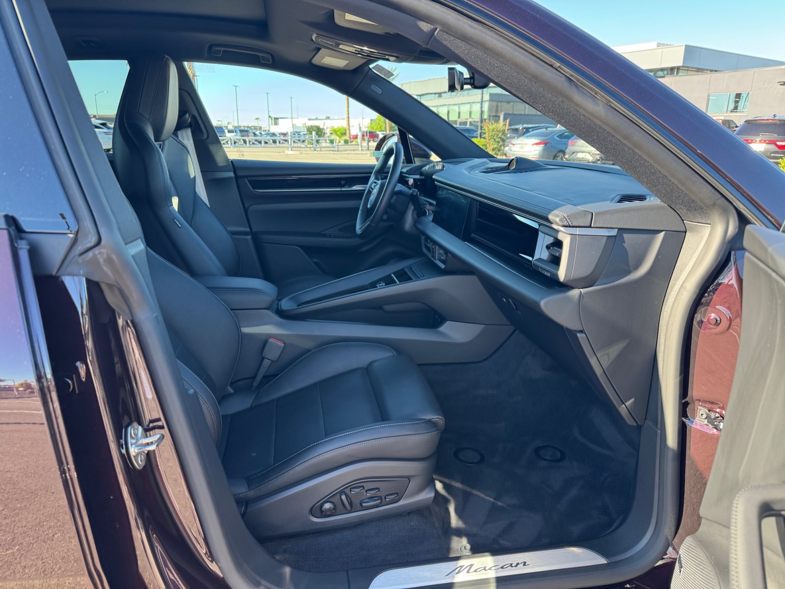 Used 2025 Porsche Macan Electric RWD image 19