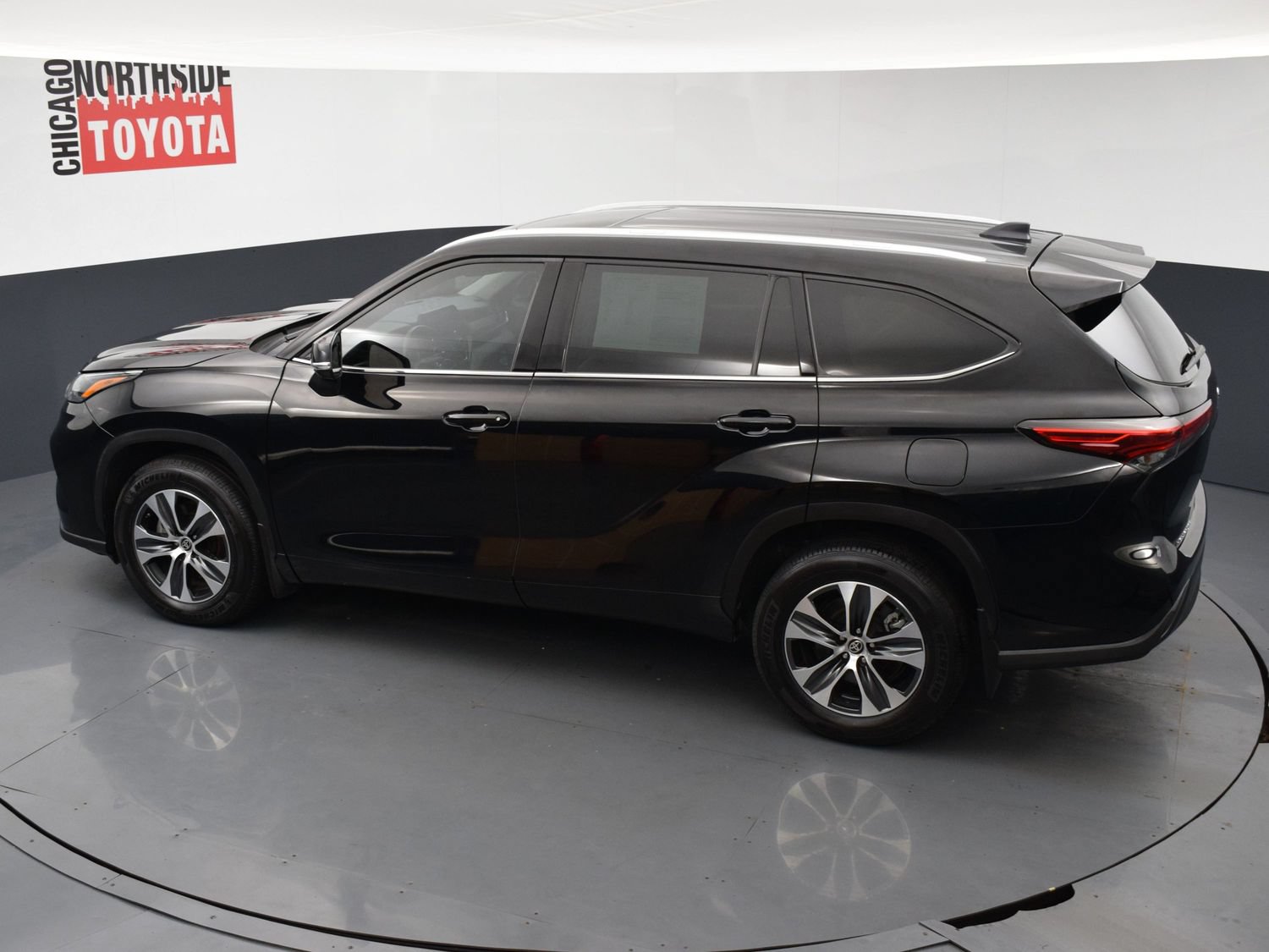Used 2022 Toyota Highlander XLE AWD/4WD image 23