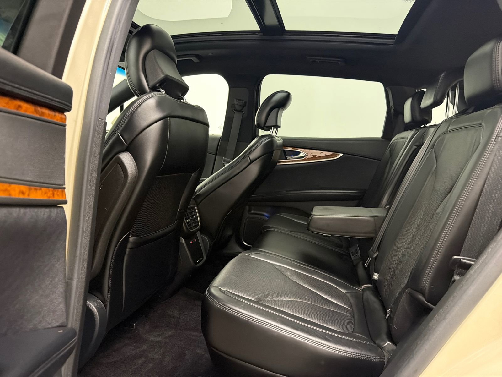 Used 2016 Lincoln MKX Reserve w/ Technology Package image 16