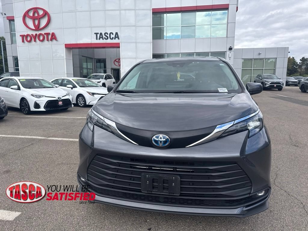 Used 2025 Toyota Sienna XLE w/ XLE Plus Package AWD/4WD image 1
