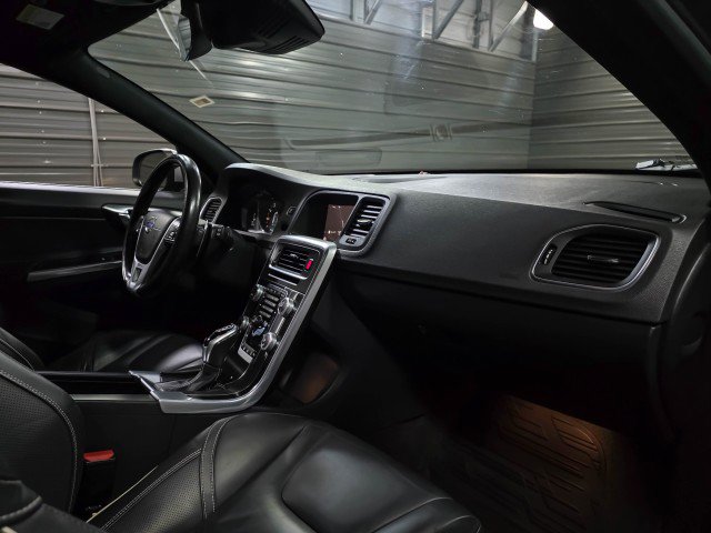 Used 2018 Volvo V60 T6 R-Design Platinum image 12