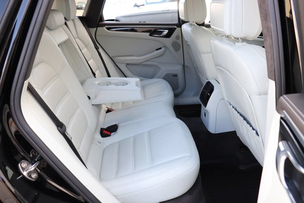 Used 2018 Porsche Macan Turbo AWD/4WD image 27
