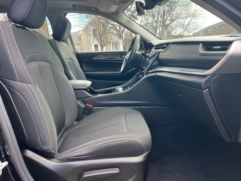 Used 2023 Jeep Grand Cherokee Laredo image 26