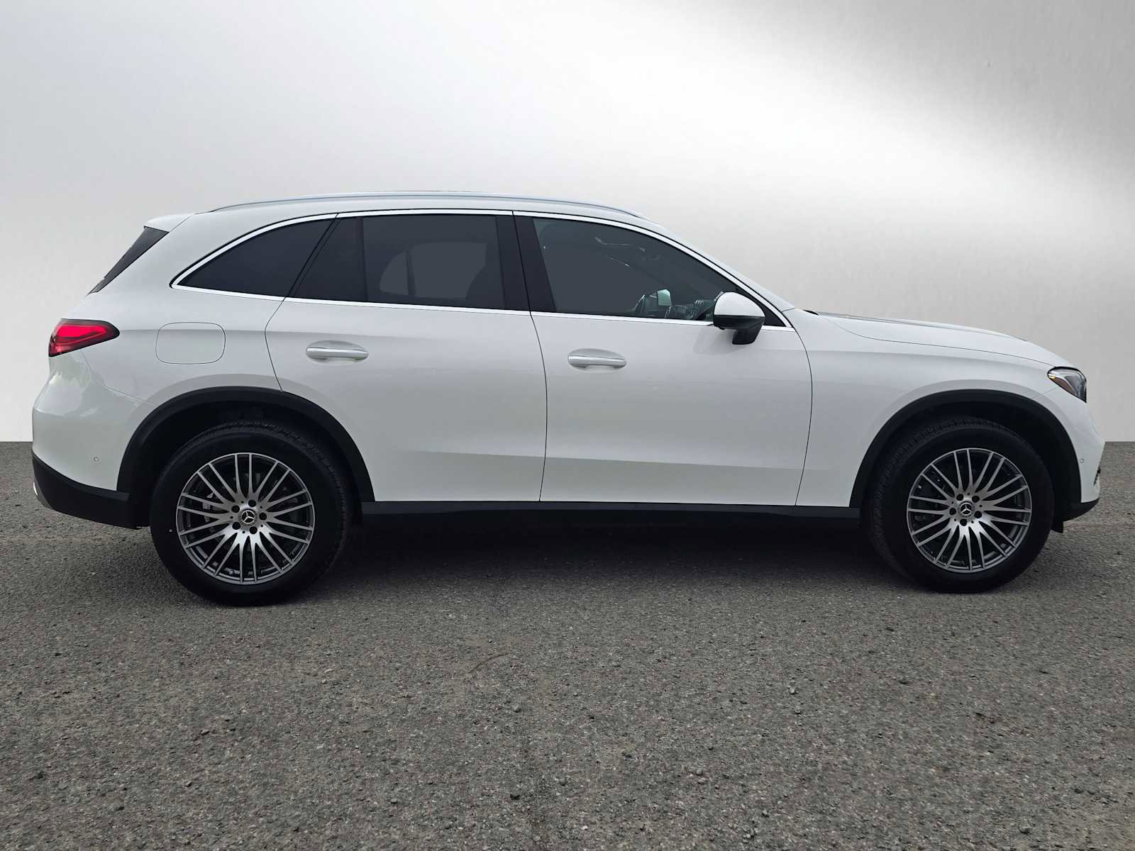 Used 2025 Mercedes-Benz GLC 300 image 3