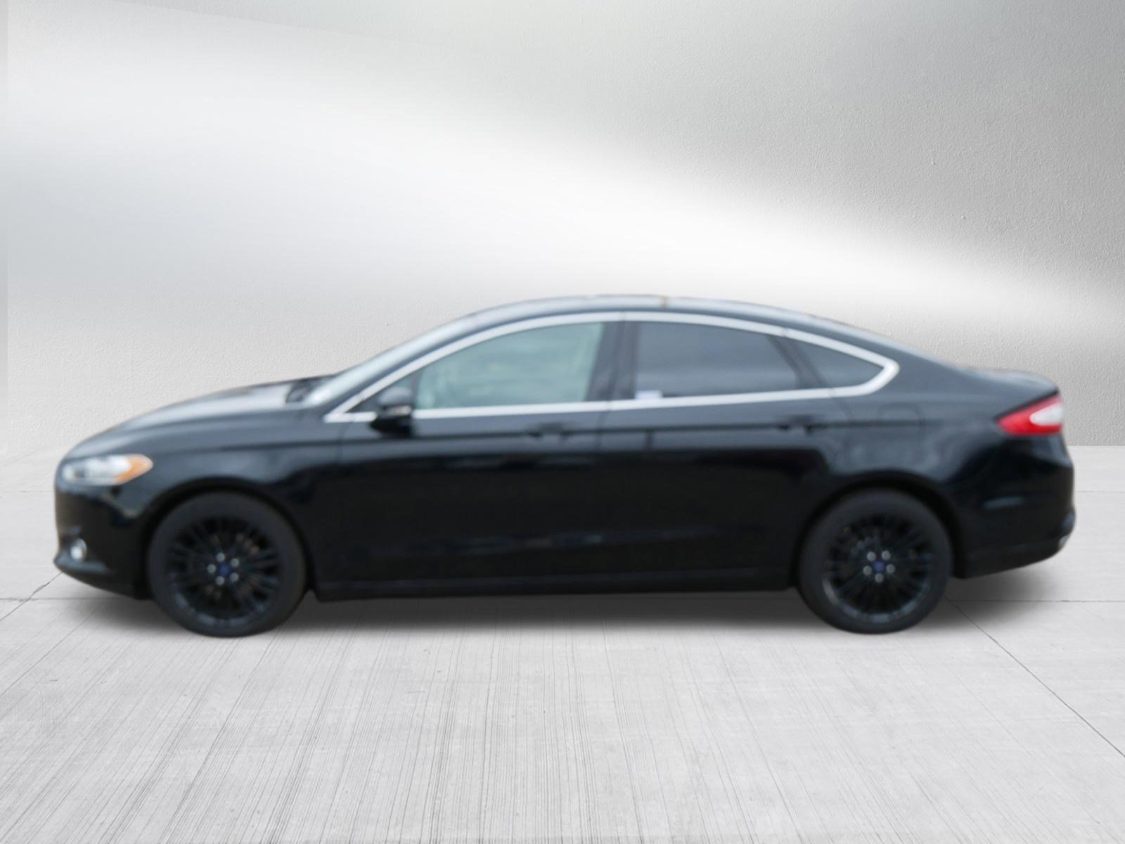 Used 2016 Ford Fusion SE w/ Equipment Group 202A image 4