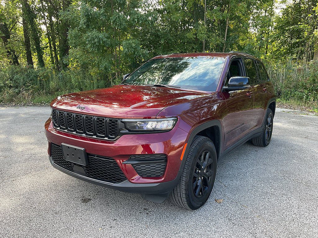 Used 2025 Jeep Grand Cherokee Altitude AWD/4WD image 3