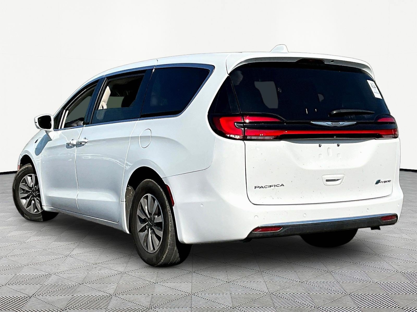 Used 2022 Chrysler Pacifica Touring-L w/ Uconnect Theater Family Group FWD image 4
