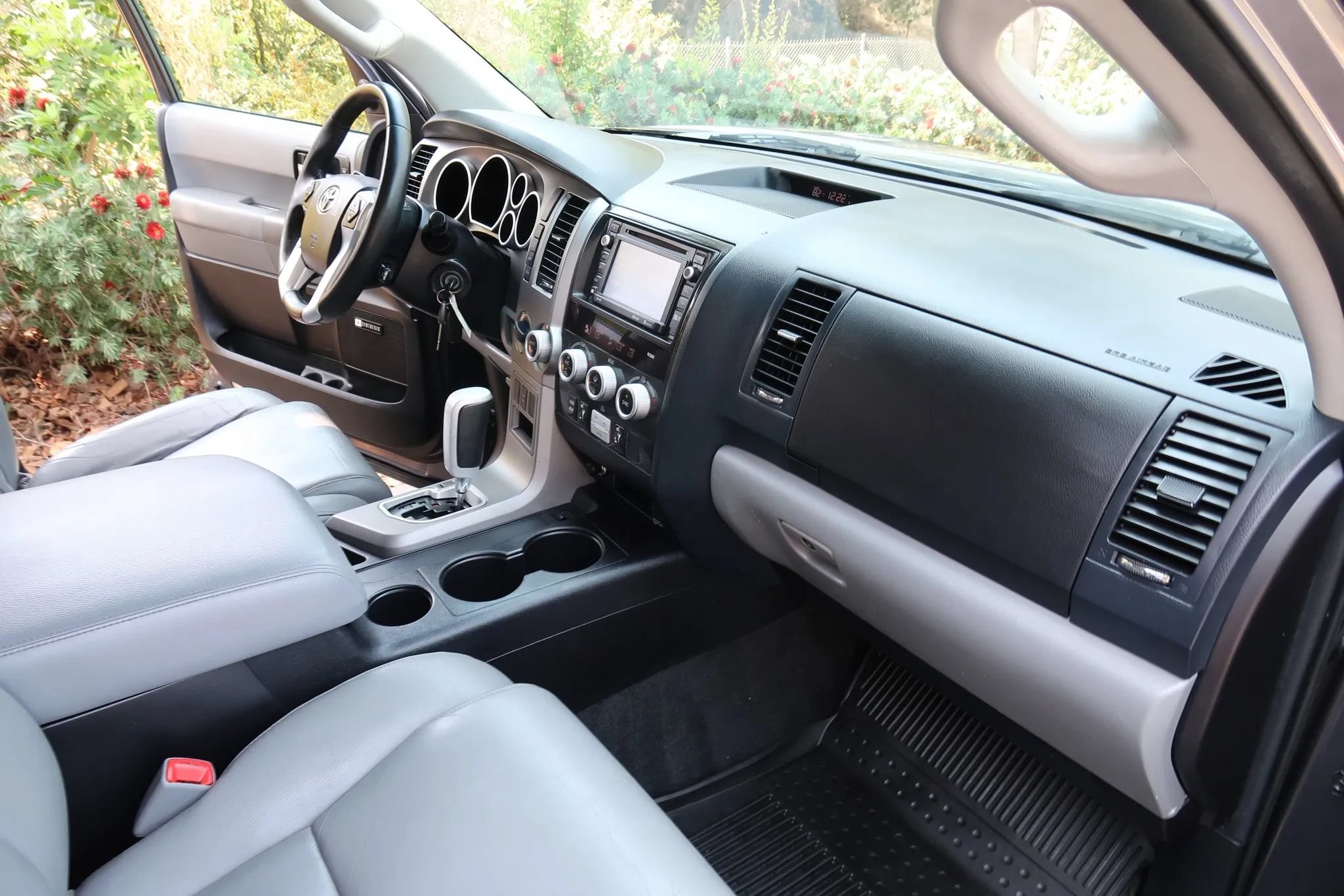 Used 2017 Toyota Sequoia Limited w/ Safety & Convenience Package AWD/4WD image 30