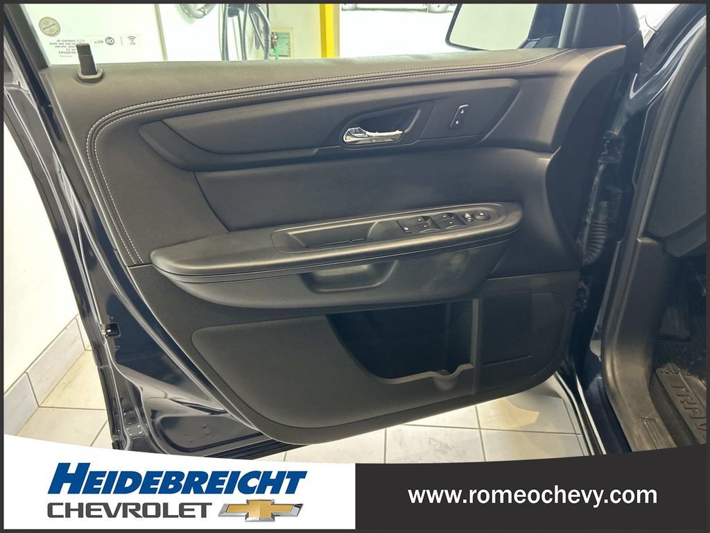 Used 2017 Chevrolet Traverse LT w/ Style and Technology Package FWD image 10