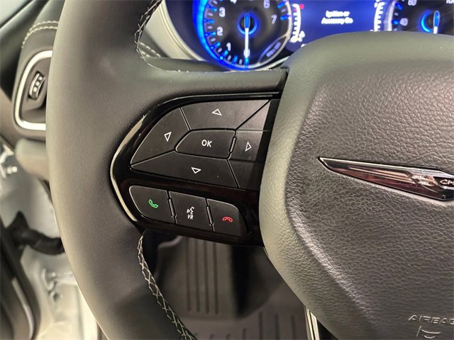 Used 2025 Chrysler Pacifica Limited image 22