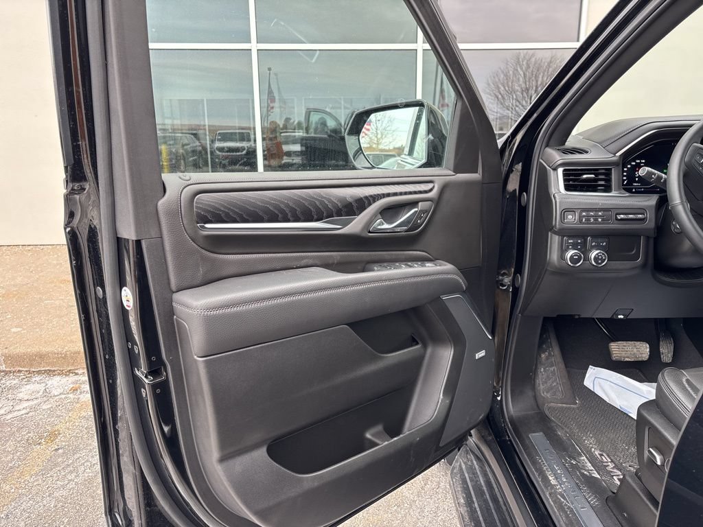 Used 2024 GMC Yukon Denali AWD/4WD image 9