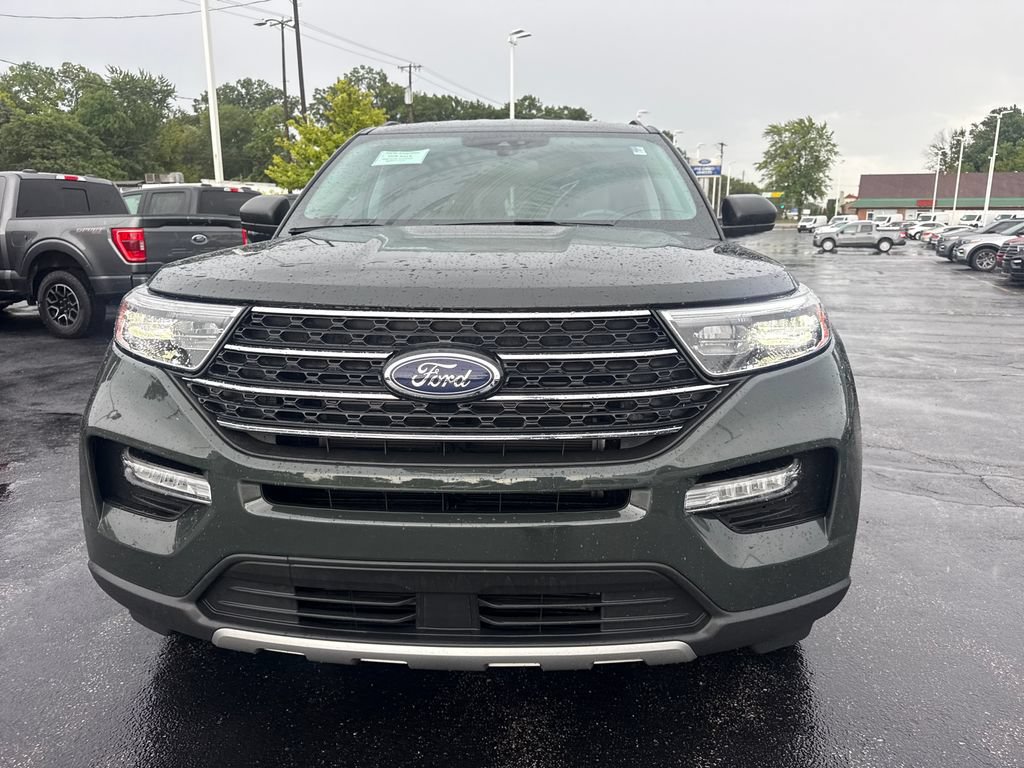Used 2024 Ford Explorer XLT w/ Equipment Group 202A AWD/4WD image 3