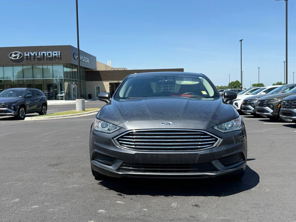 Used 2018 Ford Fusion SE w/ Fusion SE Technology Package FWD image 2