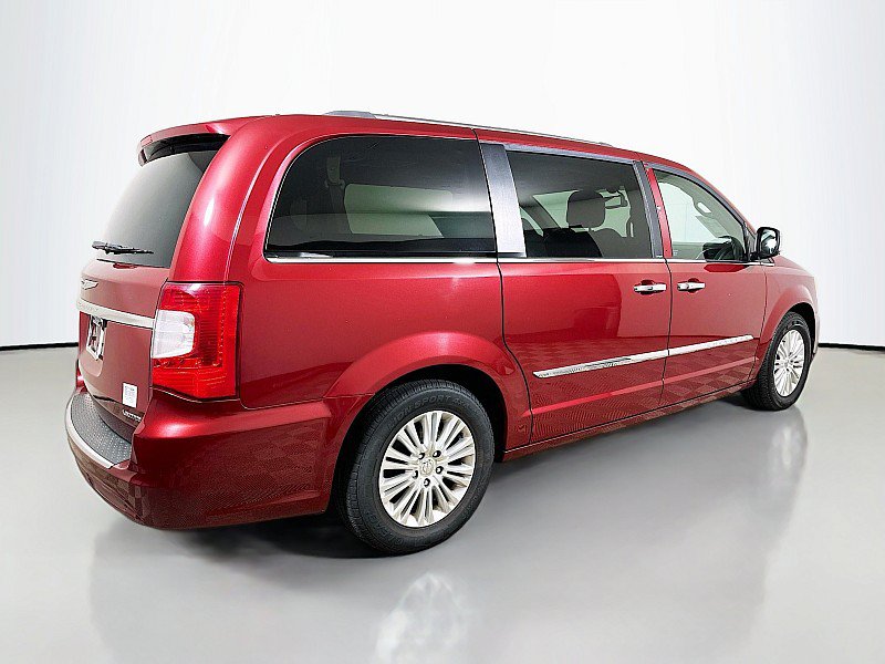 Used 2013 Chrysler Town & Country Limited w/ Luxury Group FWD image 7