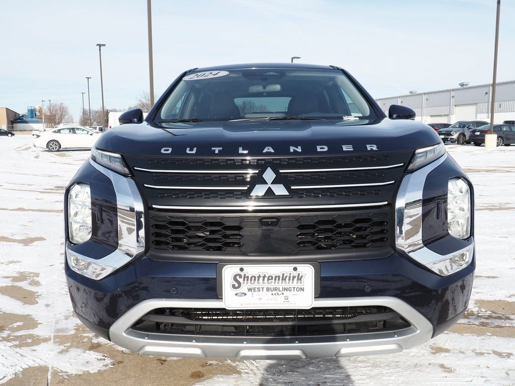 Used 2024 Mitsubishi Outlander 4WD Plug-In Hybrid image 2