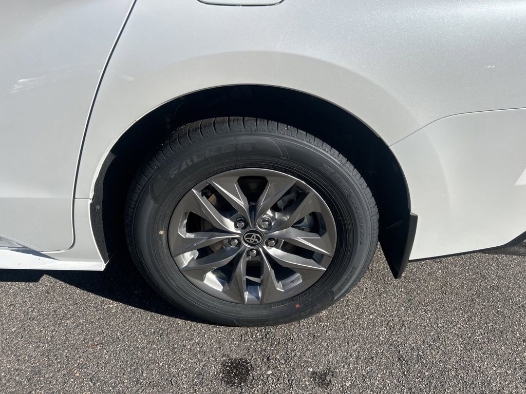 New 2026 Toyota Sienna XLE image 16