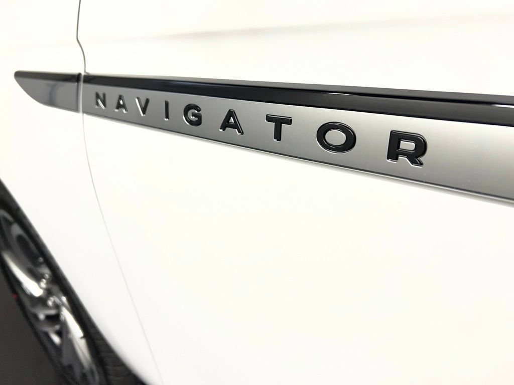 Used 2026 Lincoln Navigator Premiere AWD/4WD image 43