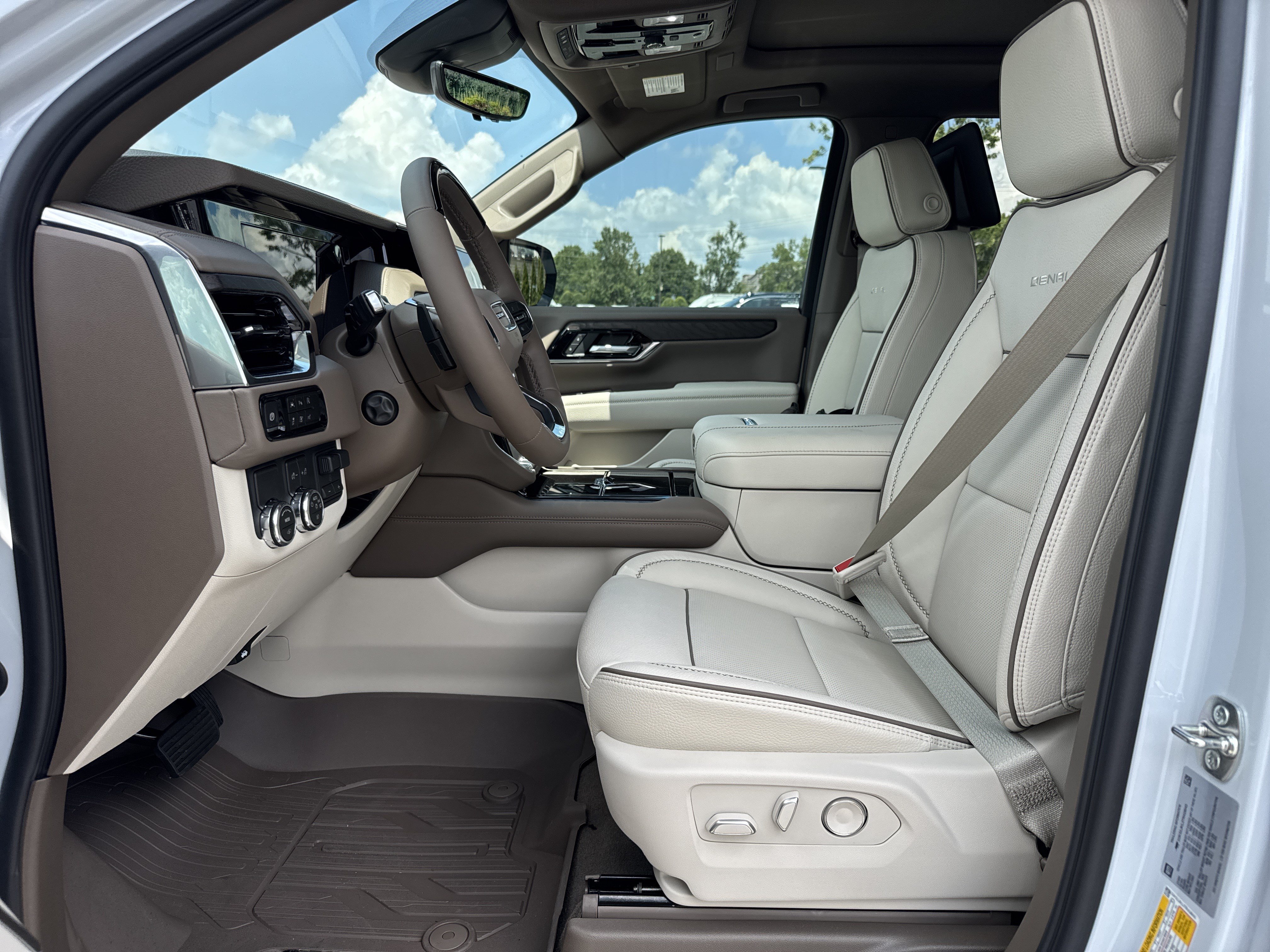 New 2026 GMC Yukon XL Denali w/ Denali Reserve Package RWD image 17