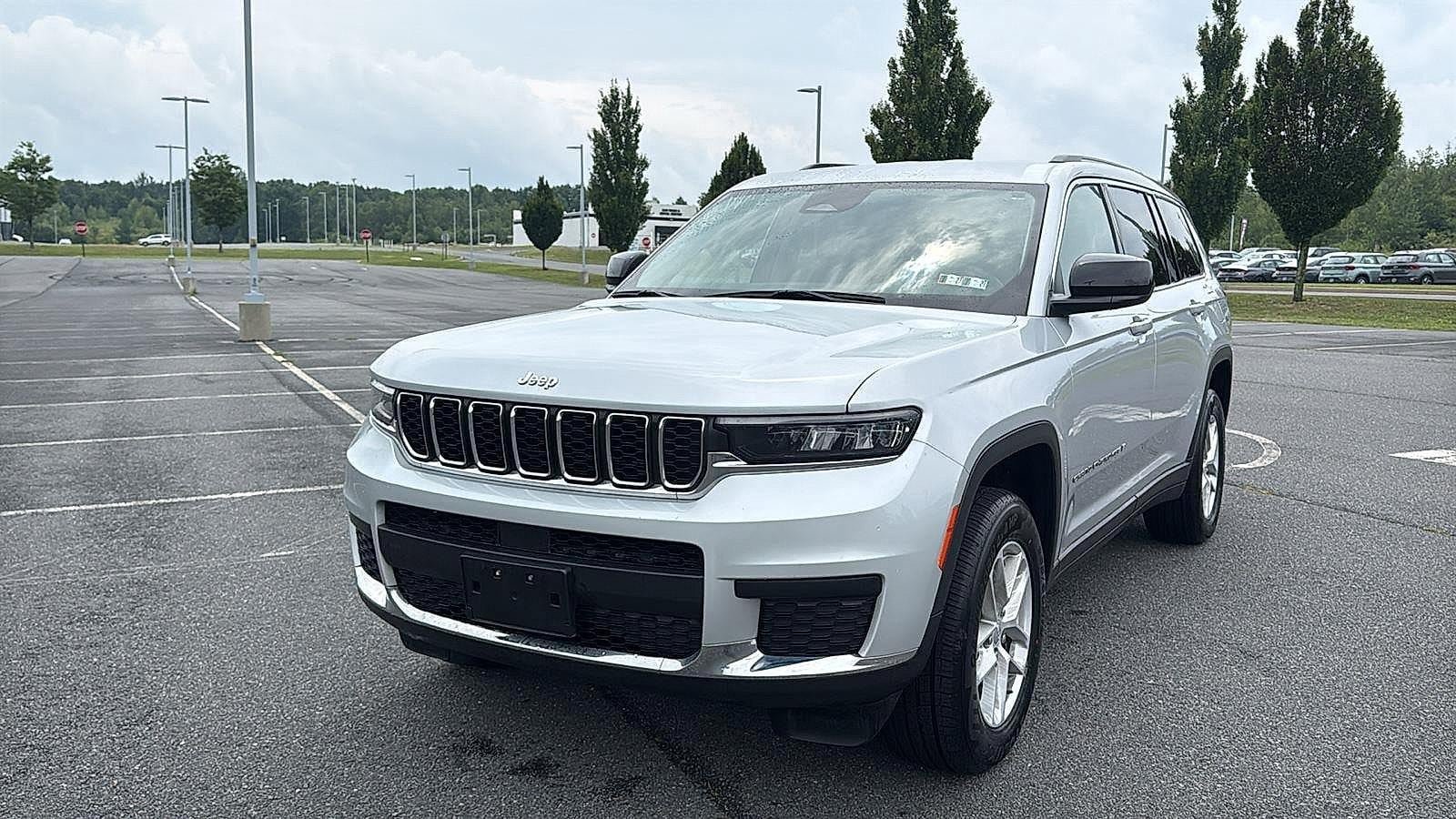 Used 2023 Jeep Grand Cherokee L Laredo AWD/4WD image 15