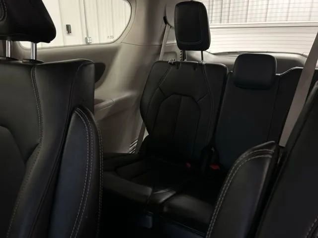 Used 2023 Chrysler Pacifica Touring-L image 12
