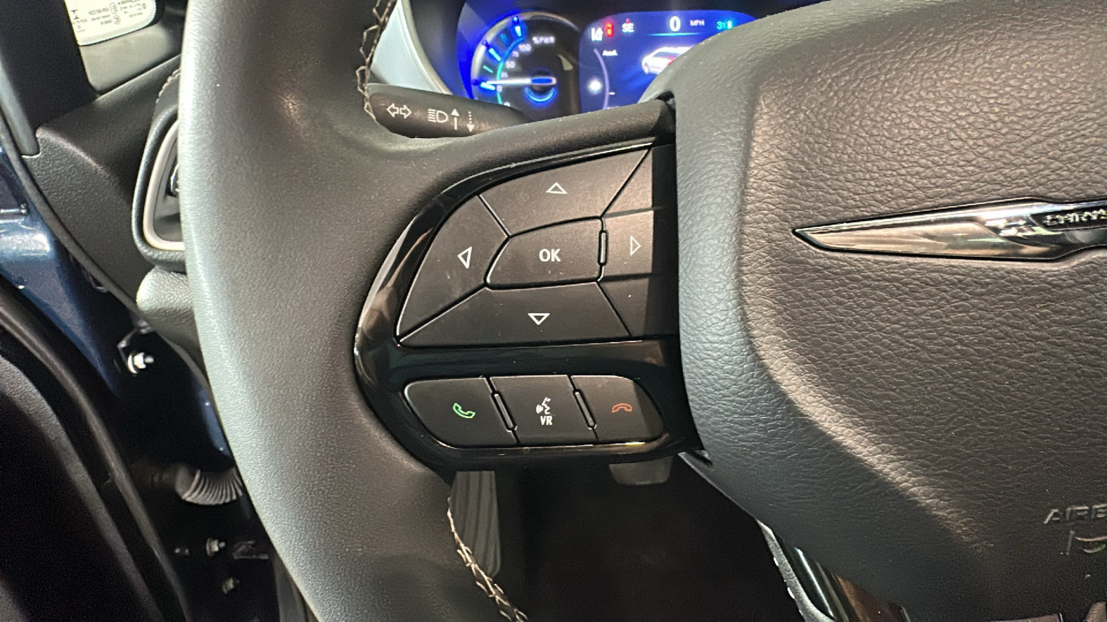 Used 2023 Chrysler Pacifica Touring-L w/ Uconnect Theater Family Group FWD image 18