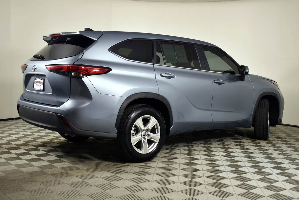 Used 2023 Toyota Highlander LE image 4