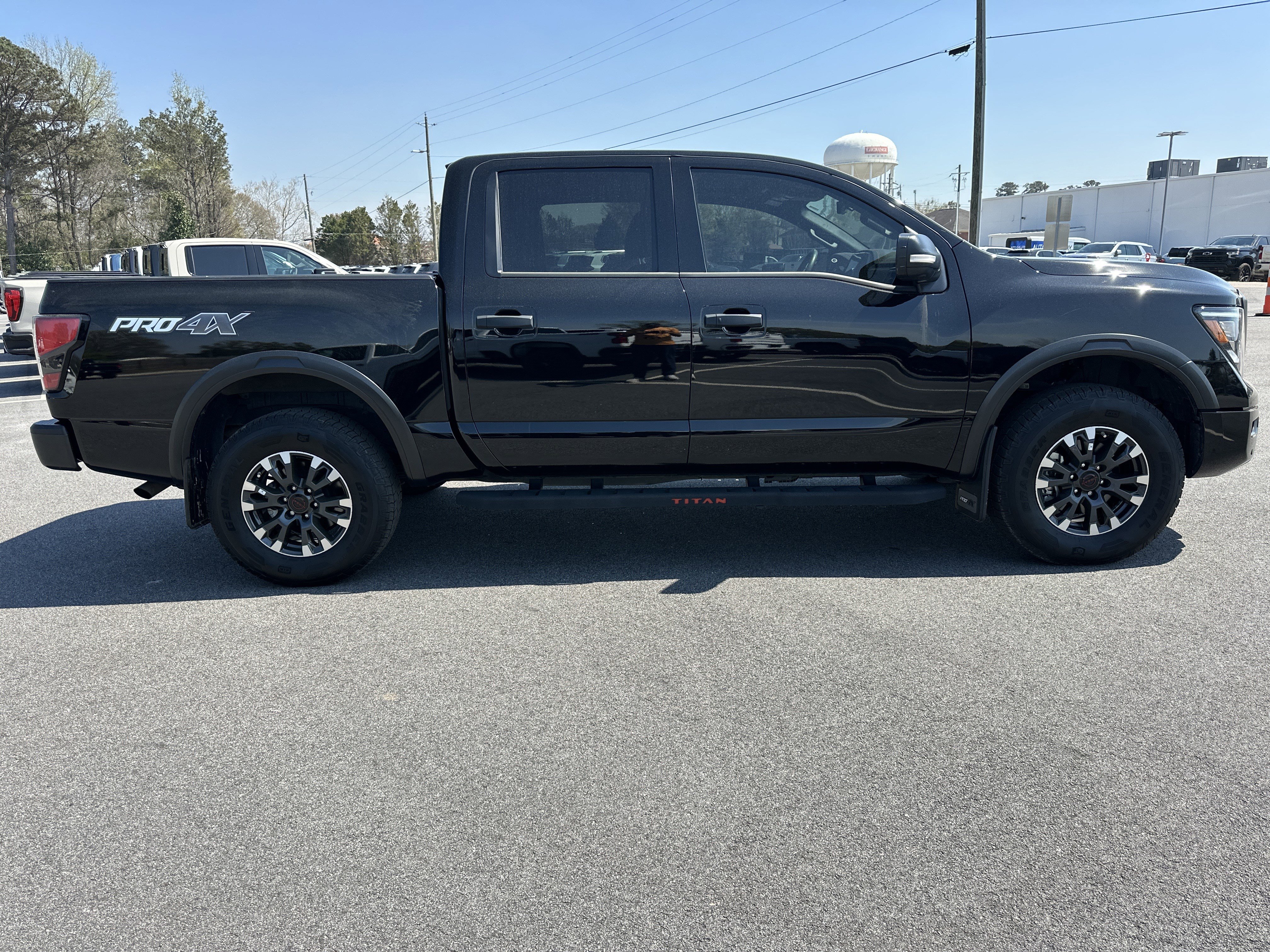 Used 2024 Nissan Titan PRO-4X w/ Pro-4x Convenience Package image 5