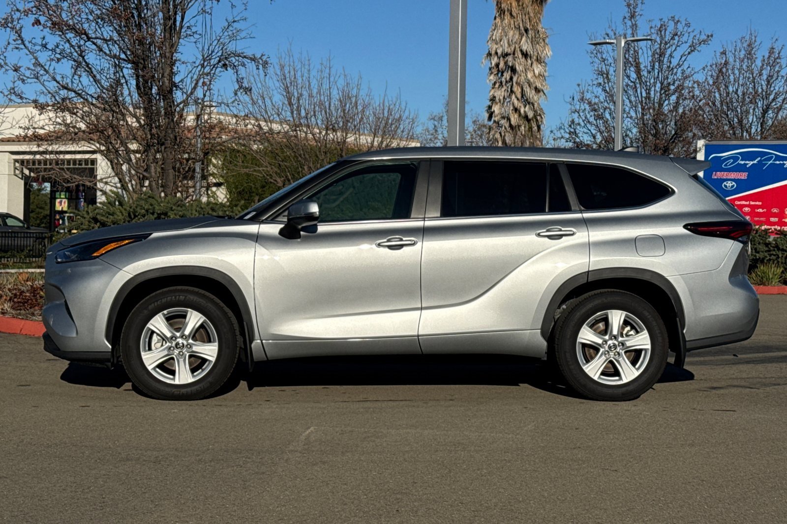 Used 2025 Toyota Highlander LE image 7