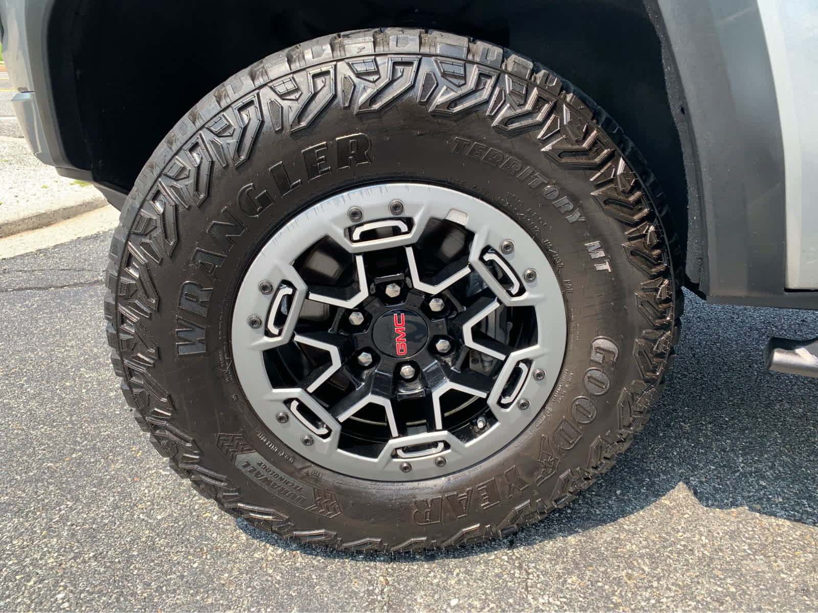 Used 2023 GMC Canyon AT4X w/ Edition 1 AWD/4WD image 8