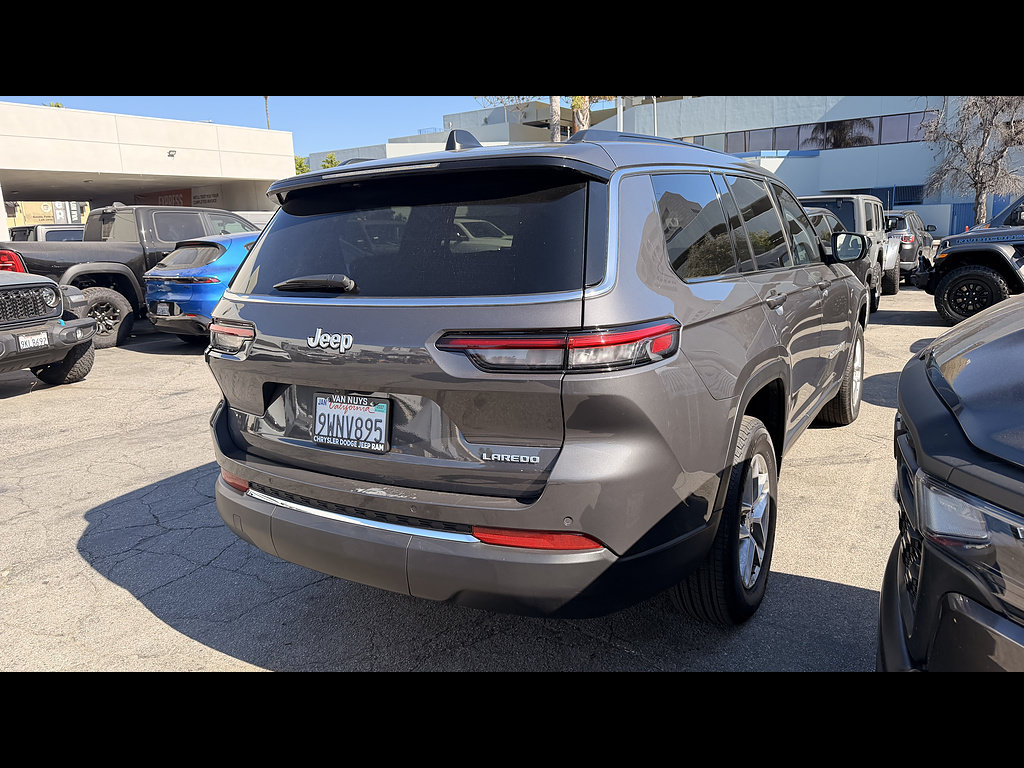 Used 2025 Jeep Grand Cherokee L Laredo RWD image 3