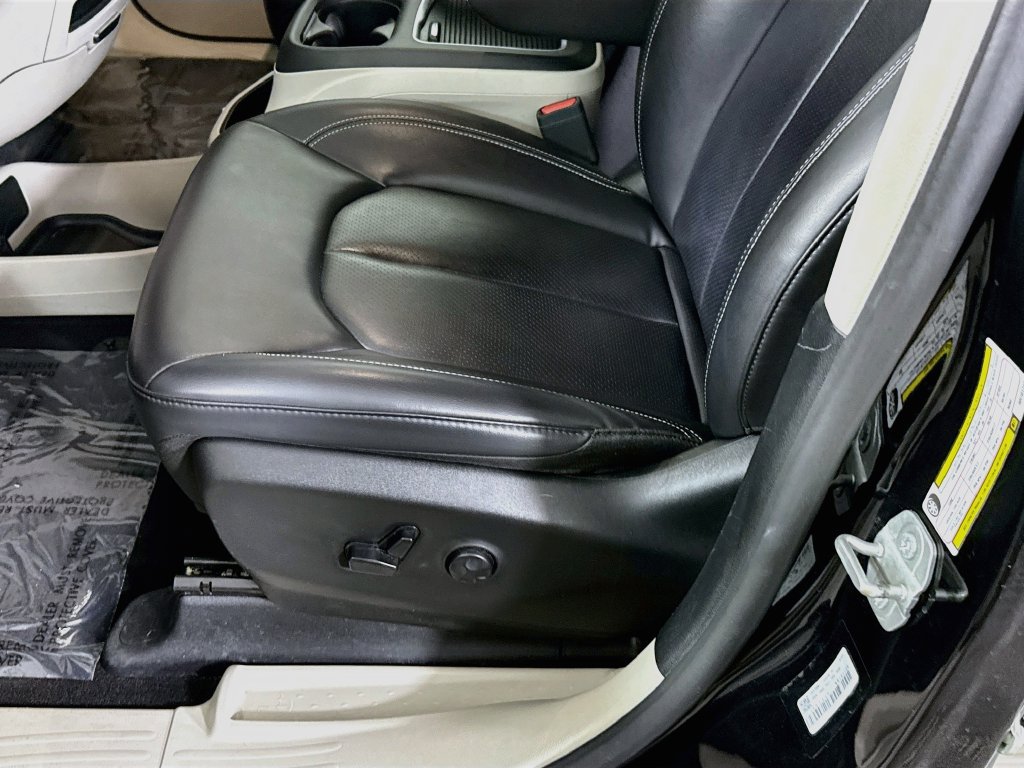 Used 2024 Chrysler Pacifica Touring-L FWD image 24