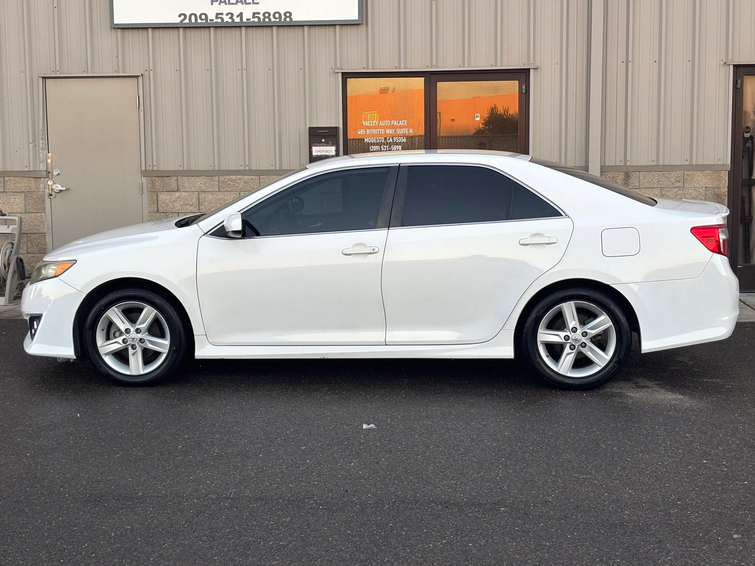 Used 2014 Toyota Camry SE image 6