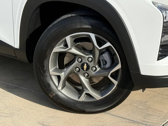Used 2025 Chevrolet Trax LT FWD image 2