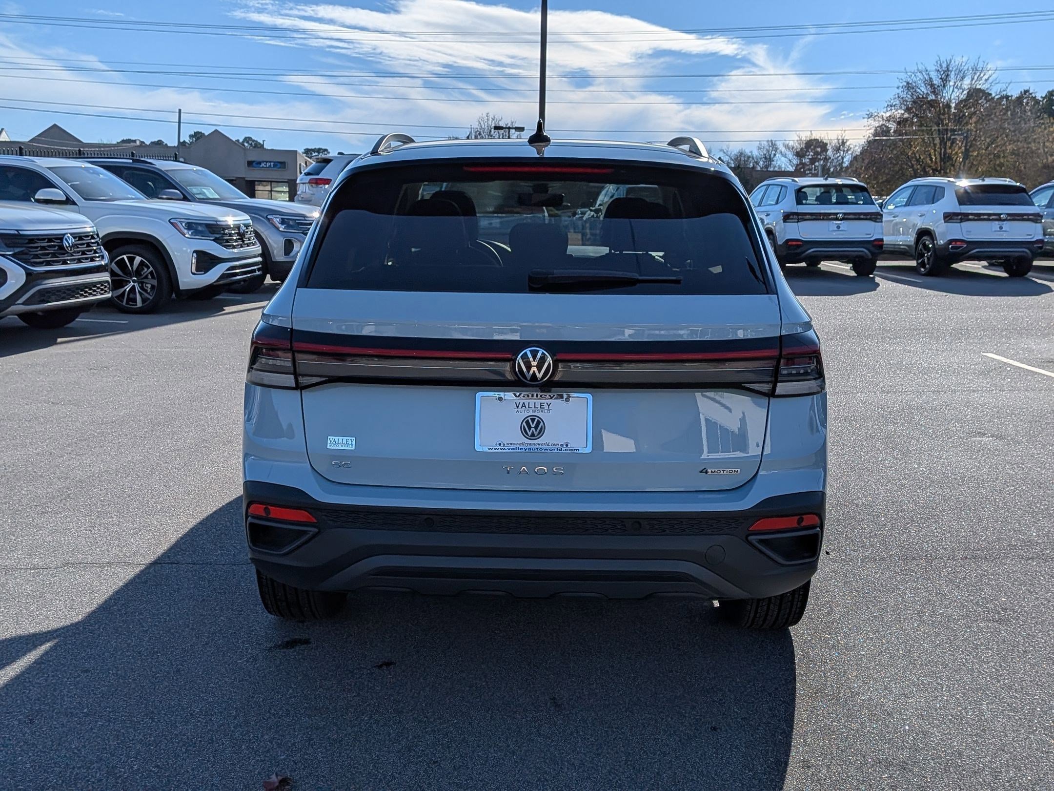 Used 2025 Volkswagen Taos SE image 4