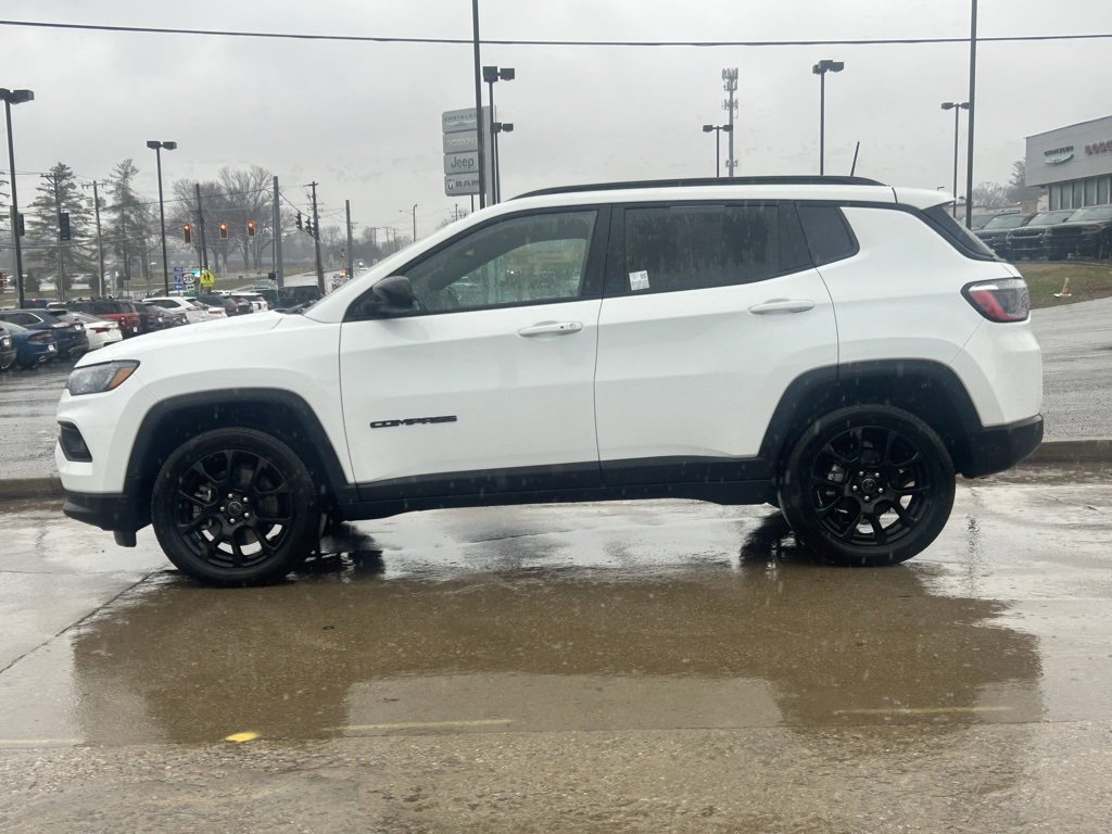 Used 2025 Jeep Compass Latitude w/ Altitude Special Edition image 9