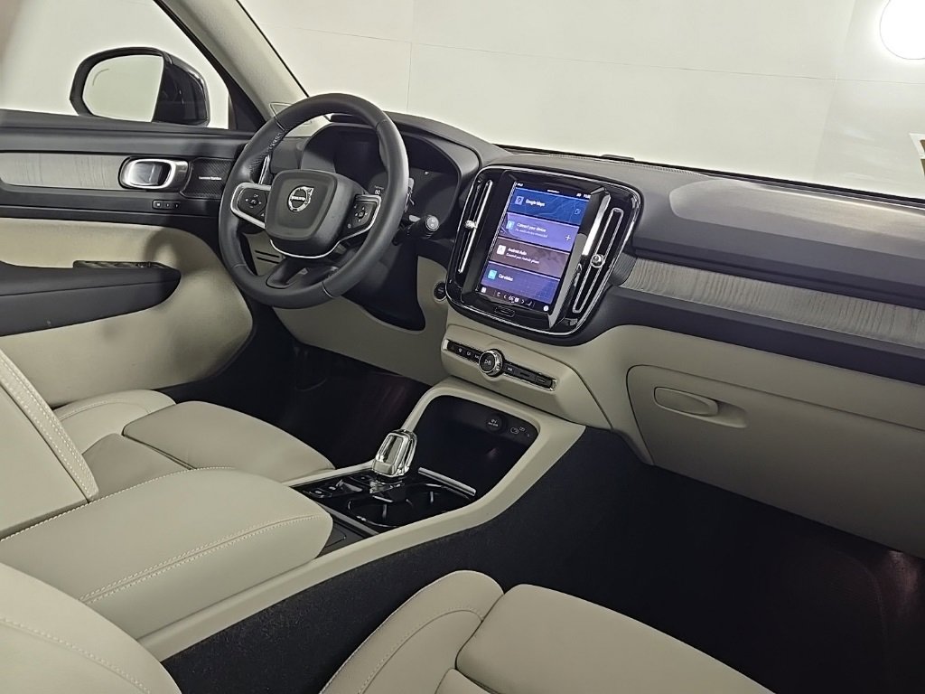Certified 2023 Volvo XC40 B5 Ultimate w/ Climate Package image 15