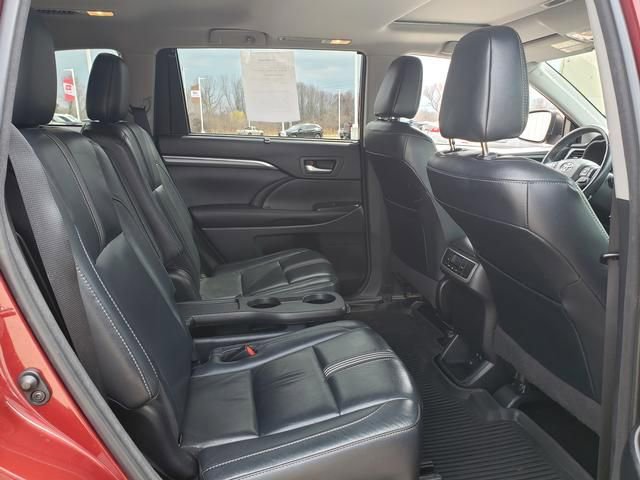 Used 2018 Toyota Highlander SE image 19