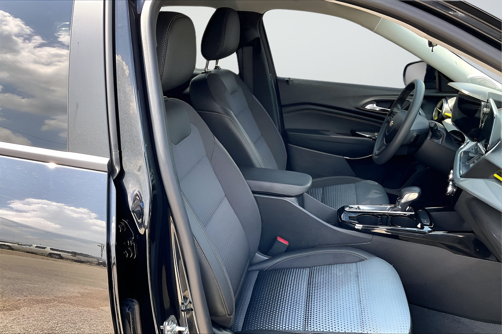 Used 2025 Chevrolet Trax LT FWD image 29