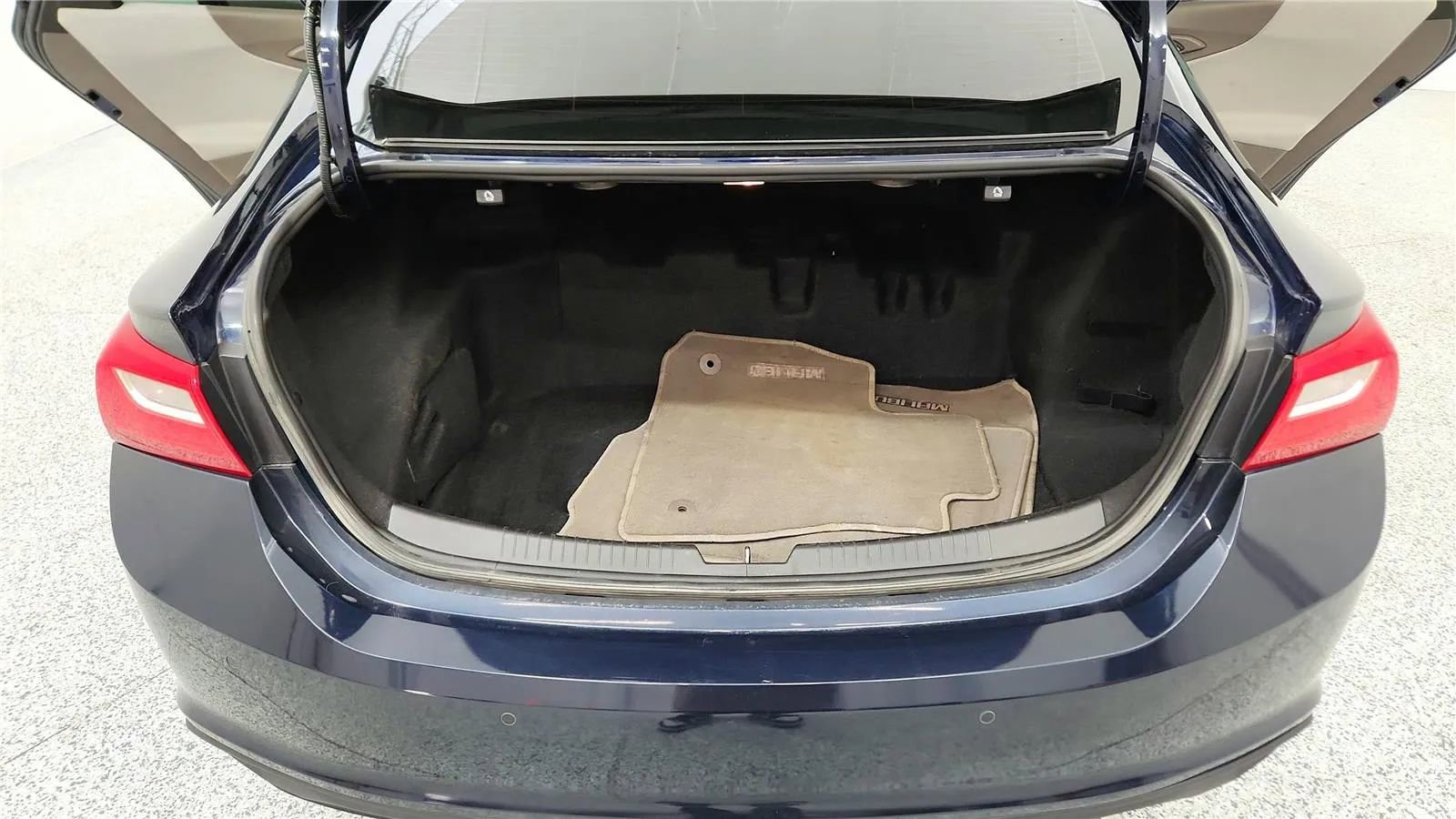 Used 2018 Chevrolet Malibu Hybrid w/ Driver Confidence Package image 19