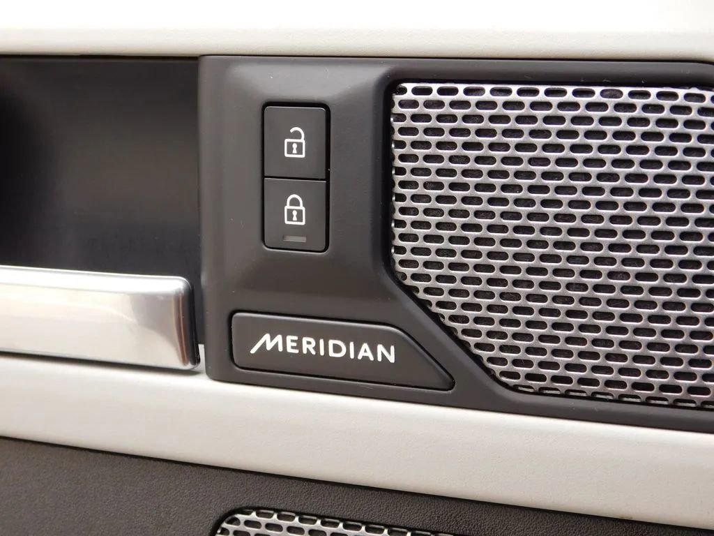 Used 2024 Land Rover Defender 90 S image 23