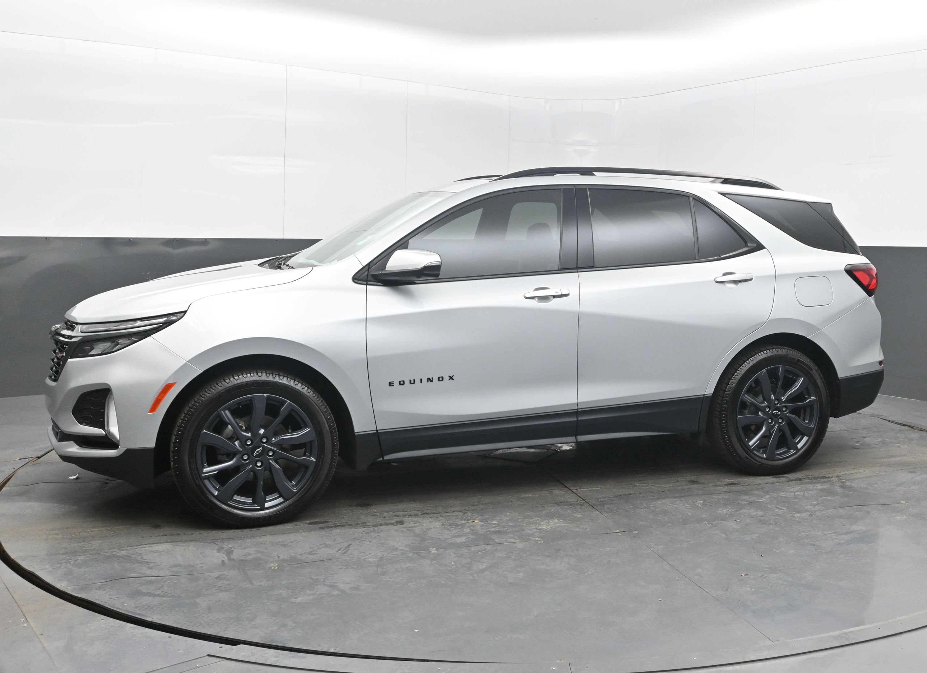 Used 2022 Chevrolet Equinox RS w/ RS Leather Package image 5