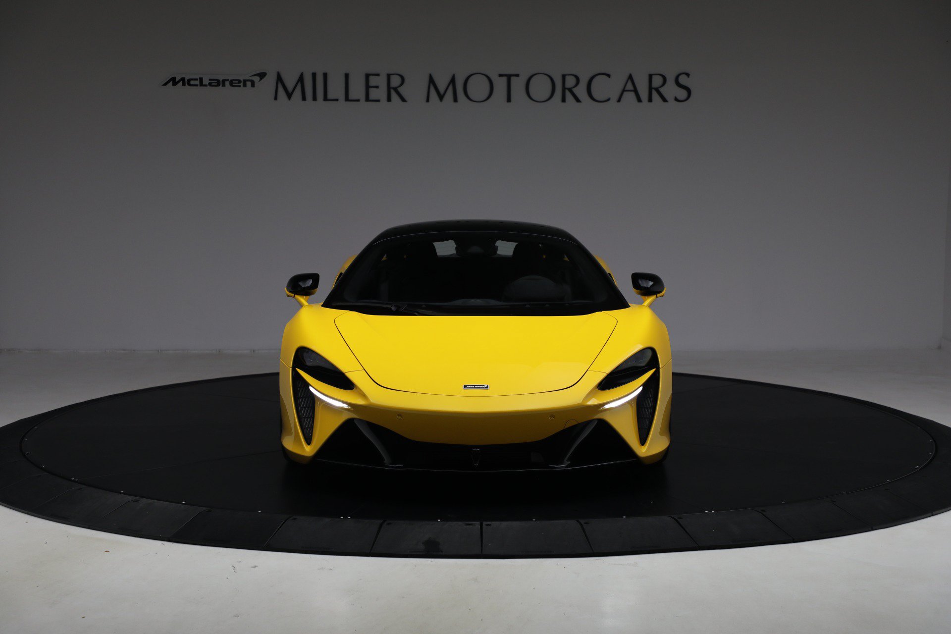 Used 2024 McLaren Artura RWD image 12