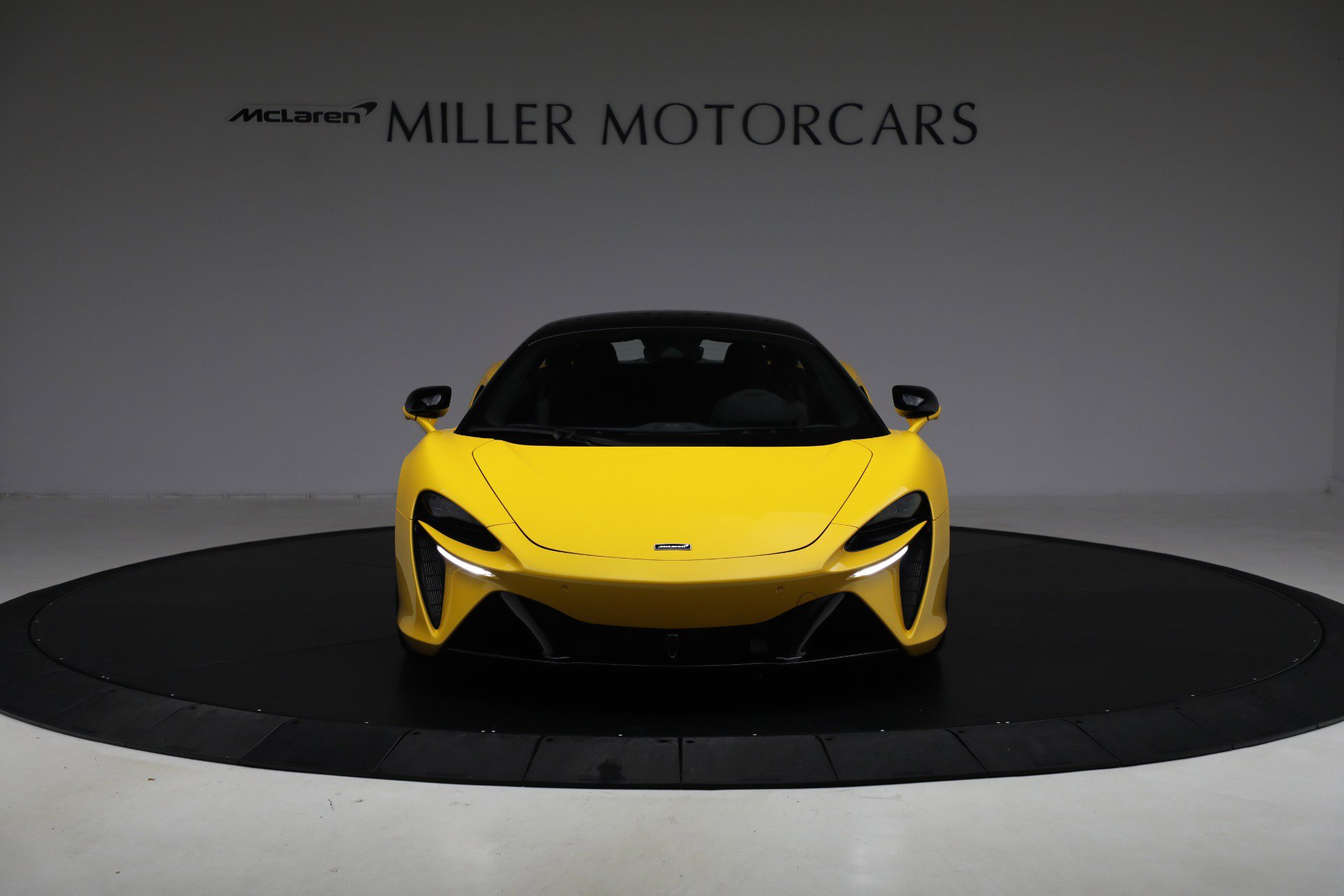 Used 2024 McLaren Artura image 12