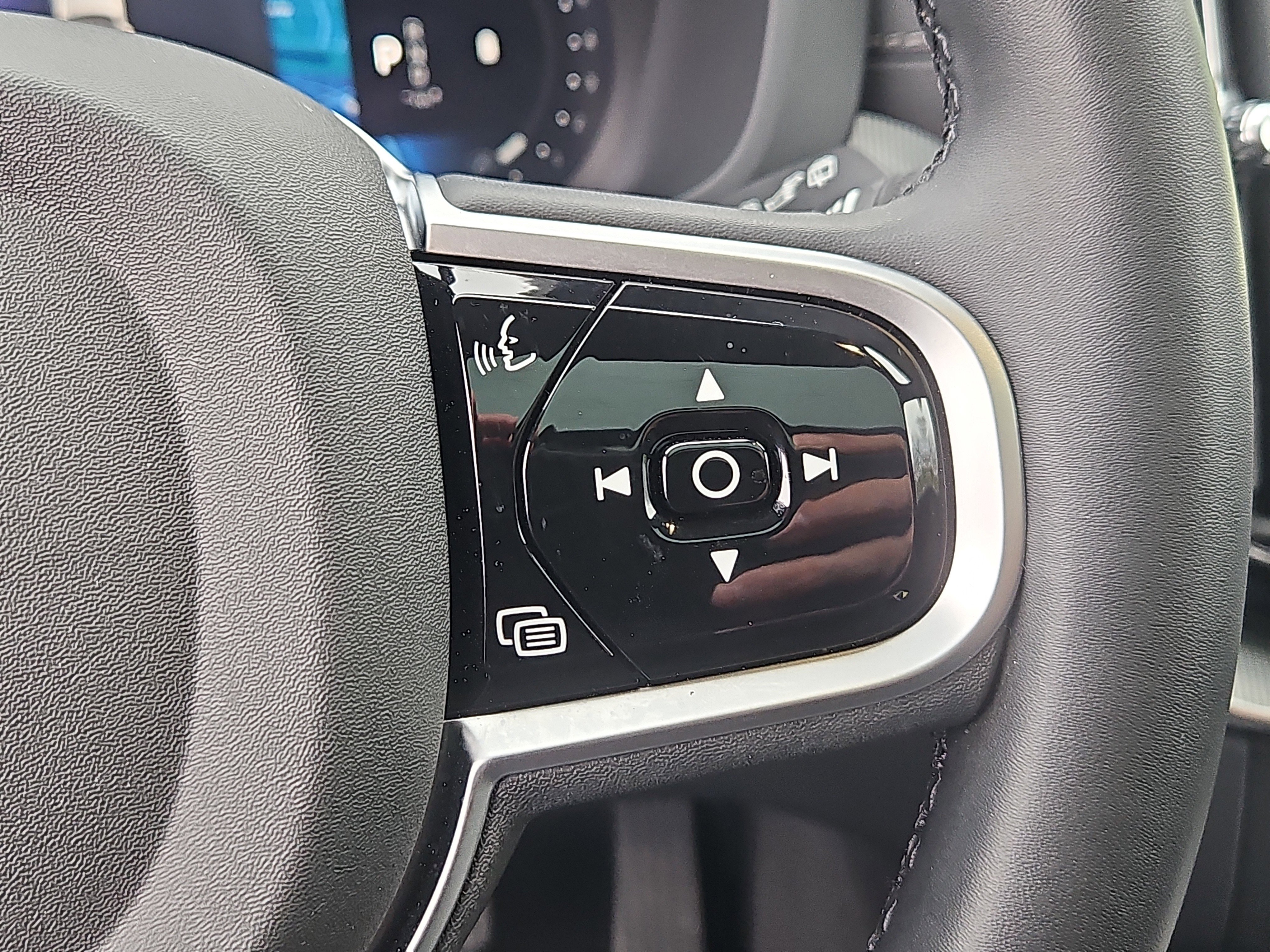 Used 2025 Volvo XC60 B5 Ultra image 22