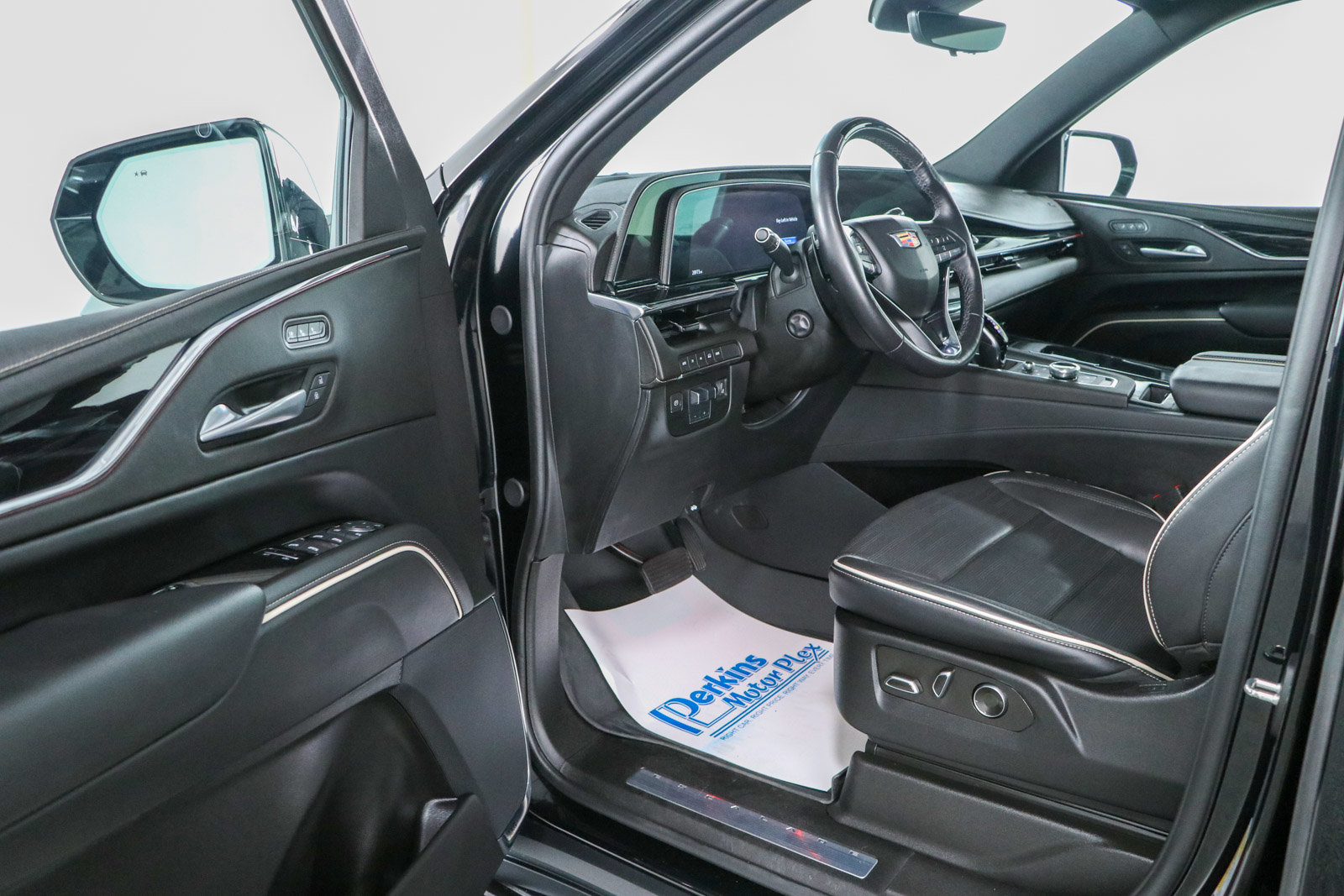 Used 2024 Cadillac Escalade Sport w/ LPO, ONYX Package AWD/4WD image 3